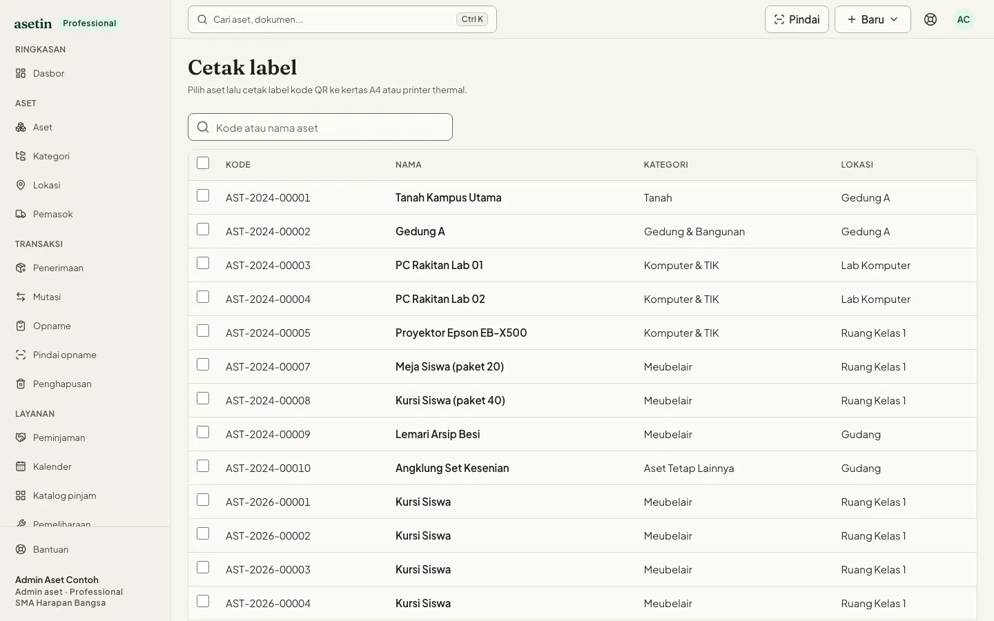 Halaman Cetak label di Asetin: kolom pencarian dan daftar aset dengan kotak centang, kode, nama, kategori, dan lokasi, siap dipilih untuk dicetak (data contoh)